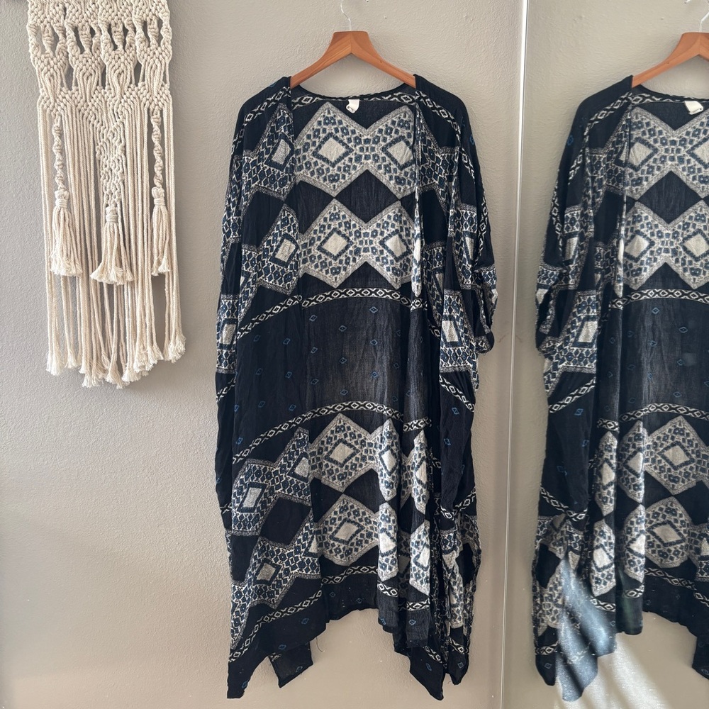 American Eagle Tokyo Darling Black and Blue Patterned Kimono
